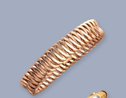 null Bracelet en or rose 18K 750‰, composé d'un fil carré entrelacé en huit, fermoir...