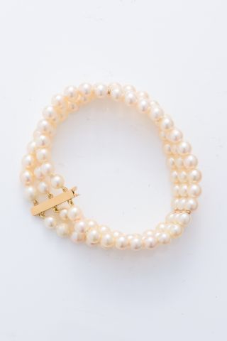 null Un bracelet de trois rangs de perles de culture (93 perles). 
Fermoir baïonnette...