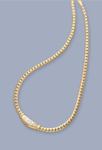 null Collier en or jaune 18K 750‰, maille gourmette aplatie, orné en son centre de...