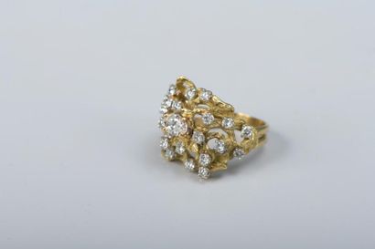 null Bague en or jaune 18K 750‰, sertie d'un pavage de diamants brillantés entourant...