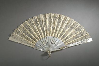 null Bouquets de roses, vers 1900
ÉVENTAIL plié, la feuille en dentelle à l’aiguille,...