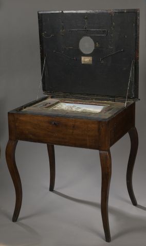  TABLE D’OPTIQUE, d’époque XVIIIe siècle, en bois de noyer avec mécanisme permettant...
