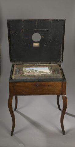  TABLE D’OPTIQUE, d’époque XVIIIe siècle, en bois de noyer avec mécanisme permettant...