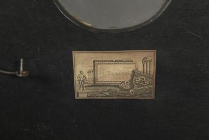null TABLE D’OPTIQUE, d’époque XVIIIe siècle, en bois de noyer avec mécanisme permettant...