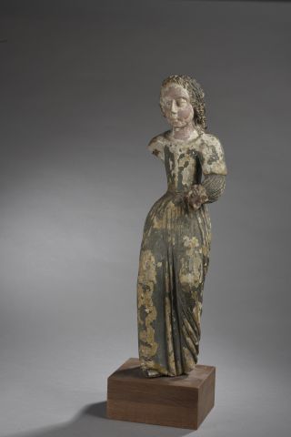 null STATUE en pierre sculptée polychrome représentant une jeune femme. Fin du XVIe...