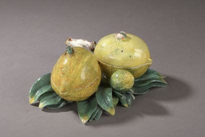 null ANGLETERRE, XIXe siècle
BOÎTE À ÉPICES en forme de deux citrons couverts reposant...
