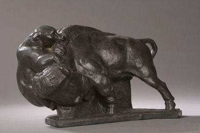 null Serguei RIABOUCHINSKI (1872-1938)
Bison américain attaqué par un ours
Bronze...