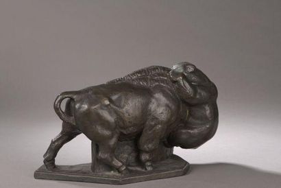 null Serguei RIABOUCHINSKI (1872-1938)
Bison américain attaqué par un ours
Bronze...