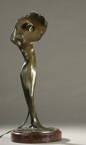 null Gyula BETLEN (1879-1962)
LAMPE Femme au pavot. Épreuve en bronze à patine brune,...