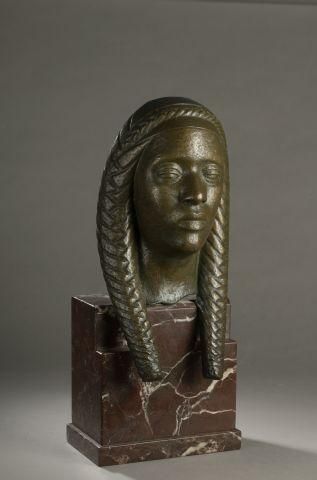 null Céline LEPAGE (1882-1928)
Femme aux nattes
Bronze à patine brune entre 1925...