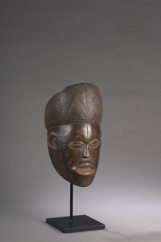 null MASQUE PWO LWENA, Angola
Bois à patine brune.
H. 27 cm	

PROVENANCE : Galerie...