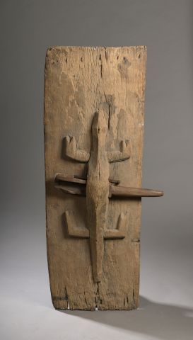 null PORTE SENOUFO, Côte d’Ivoire
Bois à patine ravinée, fer.
H. 119,5 l. 44,5 cm	

Porte...