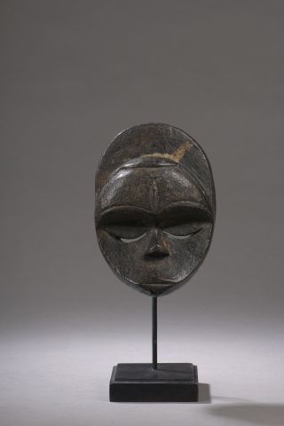 null MASQUE EKET, Nigeria
Bois à patine brun foncé noir.
H. 17,5 cm	

Petit masque...