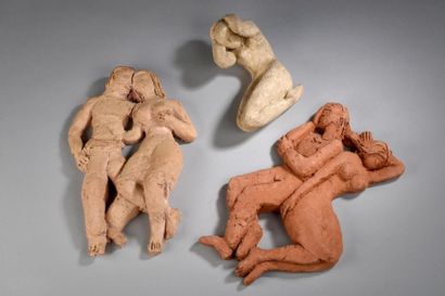 null Andrée CARABALONA (1916-2002)
Couples et fillettes
3 sculptures en terre sèche,...