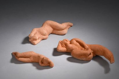 null Andrée CARABALONA (1916-2002)
Nus sensuels
Trois sculptures en terre sèche signées
4...