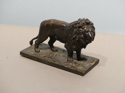 null Antoine-Louis Barye (1795-1875)
Lion debout 
Bronze d’édition à patine brune
Porte...