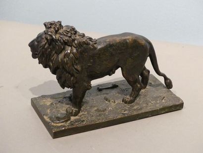 null Antoine-Louis Barye (1795-1875)
Lion debout 
Bronze d’édition à patine brune
Porte...