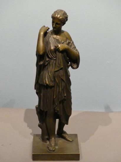 null A. LEMAIRE
Femme à l'antique
Bronze à patine brun clair signé.
Haut. 35,5 c...