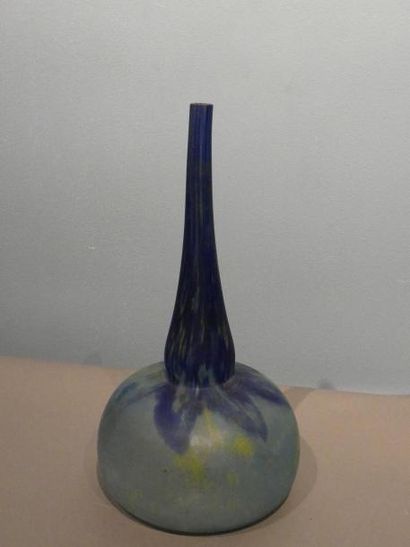 null DAUM NANCY
Vase de forme soliflore en verre marmoréen bleu, signé
H : 38 cm
