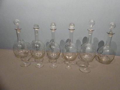 null Service de verres en cristal taillé, comprenant :
- 21 verres à eau
- 22 verres...