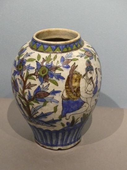 null Vase en faïence émaillé bleu à décor de personnages
27 x 20 cm
(Petit saut ...