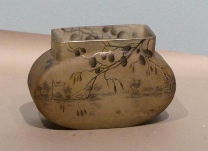 null Vase ovale en camaïeu gris à décor d’un paysage lacustre 
(Petit éclat)