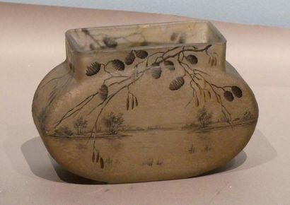 null Vase ovale en camaïeu gris à décor d’un paysage lacustre 
(Petit éclat)