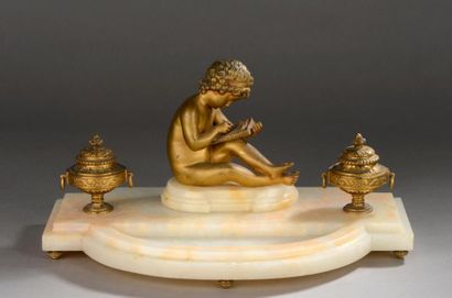 null ENCRIER DE BUREAU en onyx mouluré et bronze doré à décor d’un enfant à l’antique...