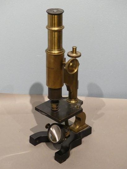 null Microscope en laiton doré, signé J.CLARCKE
H : 32,5 cm