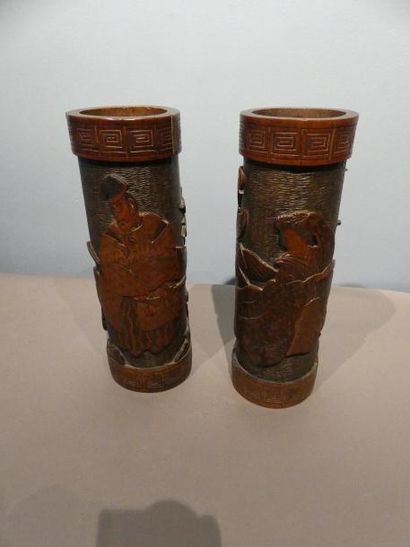 null Paire de pots à pinceaux de type bidong en bambou sculpté, à décor d’une scène...