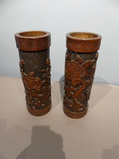 null Paire de pots à pinceaux de type bidong en bambou sculpté, à décor d’une scène...