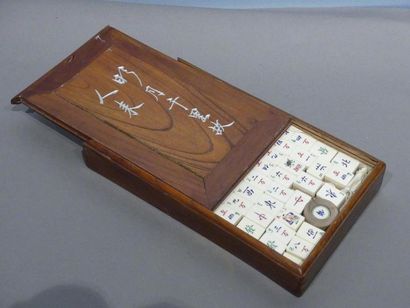 null Jeu de Mahjong en bois et ivoirine dans sa boîte.