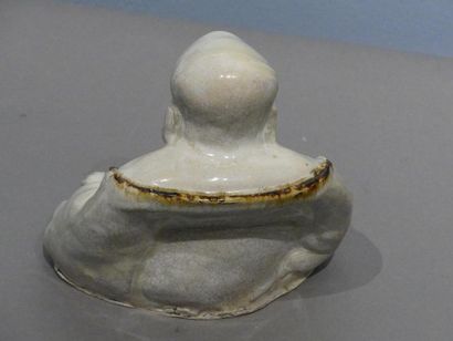null Statuette représentant Budai assis, en grès à craquelure beige.
Chine, XIXe...
