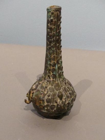 null Vase en bronze à haut col en alliage cuivreux modelé de figures animales (scorpion,...