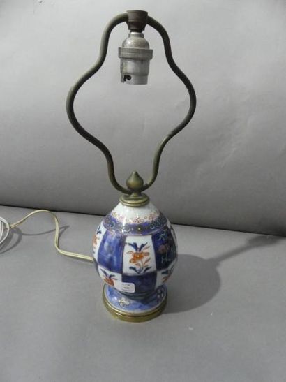 null Vase en porcelaine de chine dans le style Imari, monté en lampe