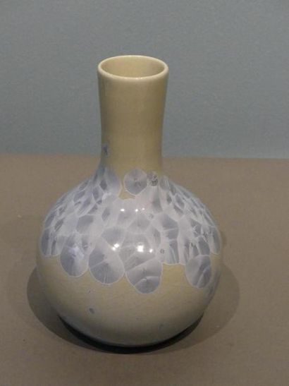 null Vase de forme bouteille en grès émaillé céladon à décor en bleu pâle de feuilles...