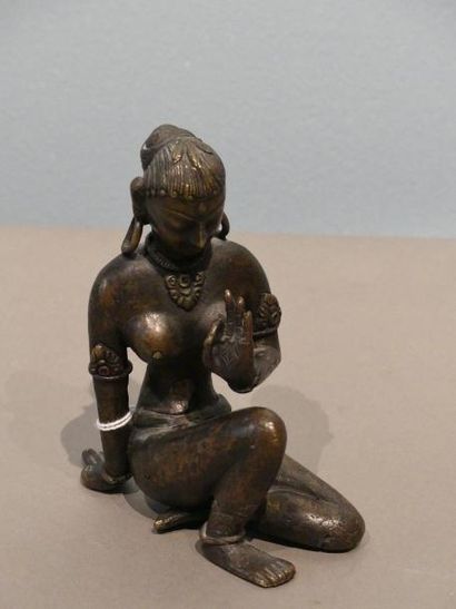 null Statuette de divinité ou d’apsara accroupie, la main gauche en vitarka mudra.
Inde.
H...