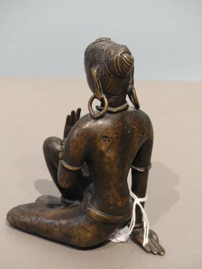 null Statuette de divinité ou d’apsara accroupie, la main gauche en vitarka mudra.
Inde.
H...