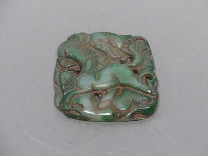 null Plaque de jade-jadéite de couleur vert foncé sculptée en relief d’un cheval...