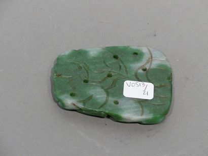 null Plaque de jade-jadéite de couleur vert foncé sculptée en relief d’un tigre parmi...
