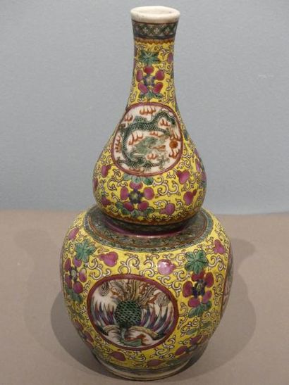 null Vase de forme double gourde en porcelaine à décor de phénix et de dragons dans...