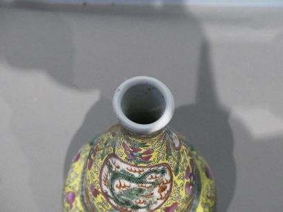 null Vase de forme double gourde en porcelaine à décor de phénix et de dragons dans...