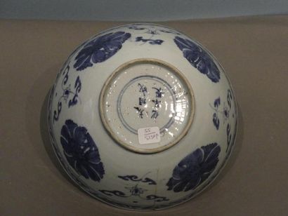 null Large bol en porcelaine à décor bleu et blanc de fleurs stylisées, une frise...