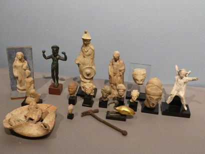 Un lot de têtes et statuettes. Epoque hellenistique...