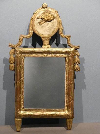 null Miroir en bois doré, cartouche d'un oiseau feuillagé
XIXème siècle
(accident)
56...