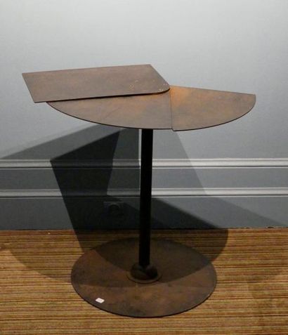 null Table à volets en métal patiné
62 x 47 cm
XXème siècle