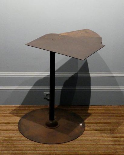 null Table à volets en métal patiné
62 x 47 cm
XXème siècle