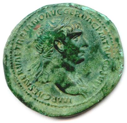 null ROME - TRAJAN (98-117)
Son buste légèrement drapé. R/. Victoire tenant un bouclier...