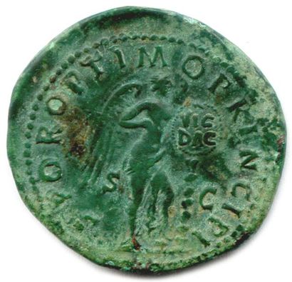 null ROME - TRAJAN (98-117)
Son buste légèrement drapé. R/. Victoire tenant un bouclier...