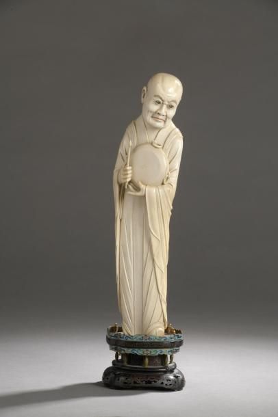 null STATUETTE en ivoire sculpté et rehaussé à l’encre, figurant un moine bouddhiste,...